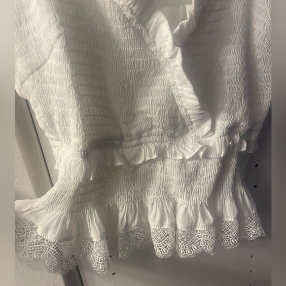 Cute white ruffle top - Picture 2 of 6